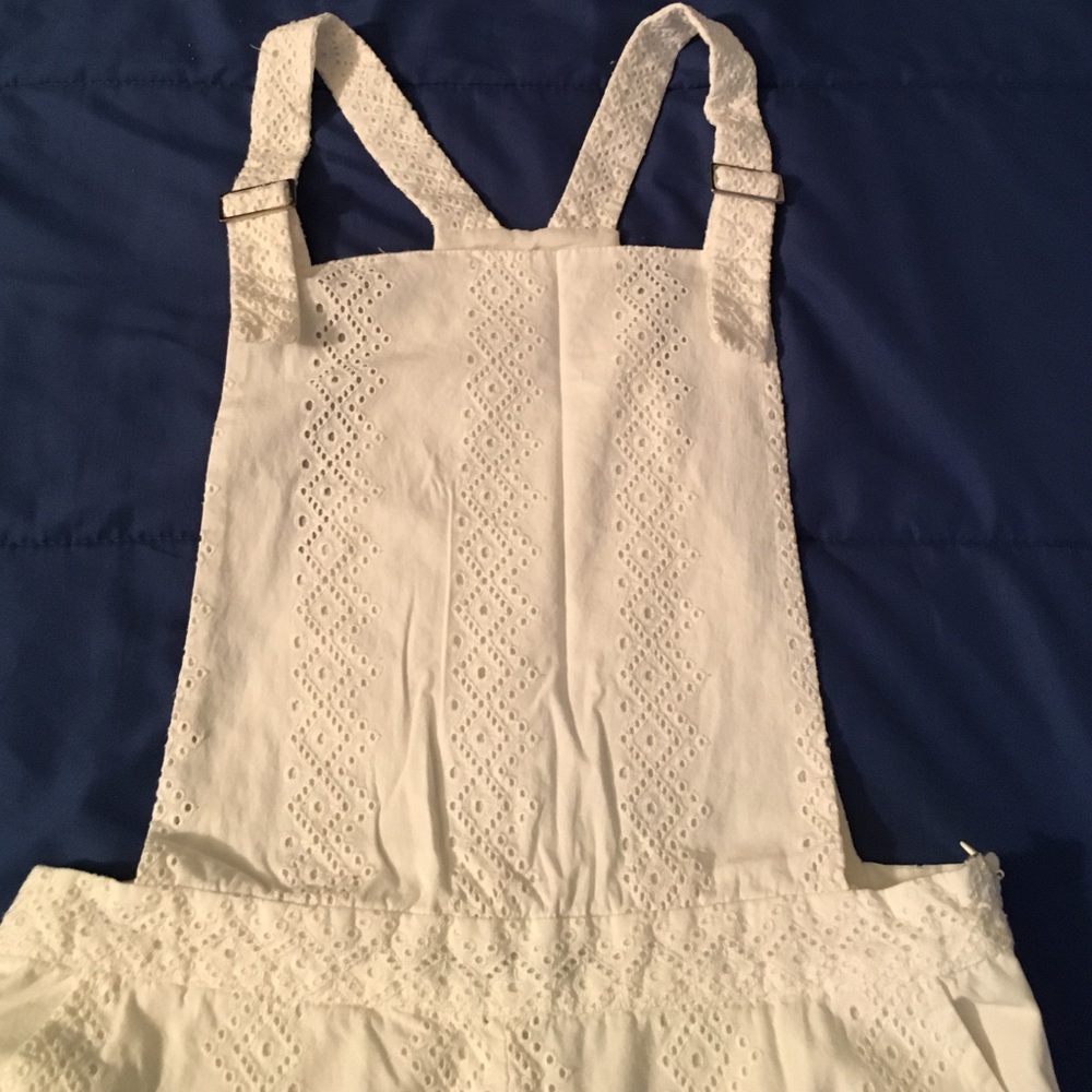 White jumper. Please look at last pic the thread for the clasp opened up . - Picture 3 of 5